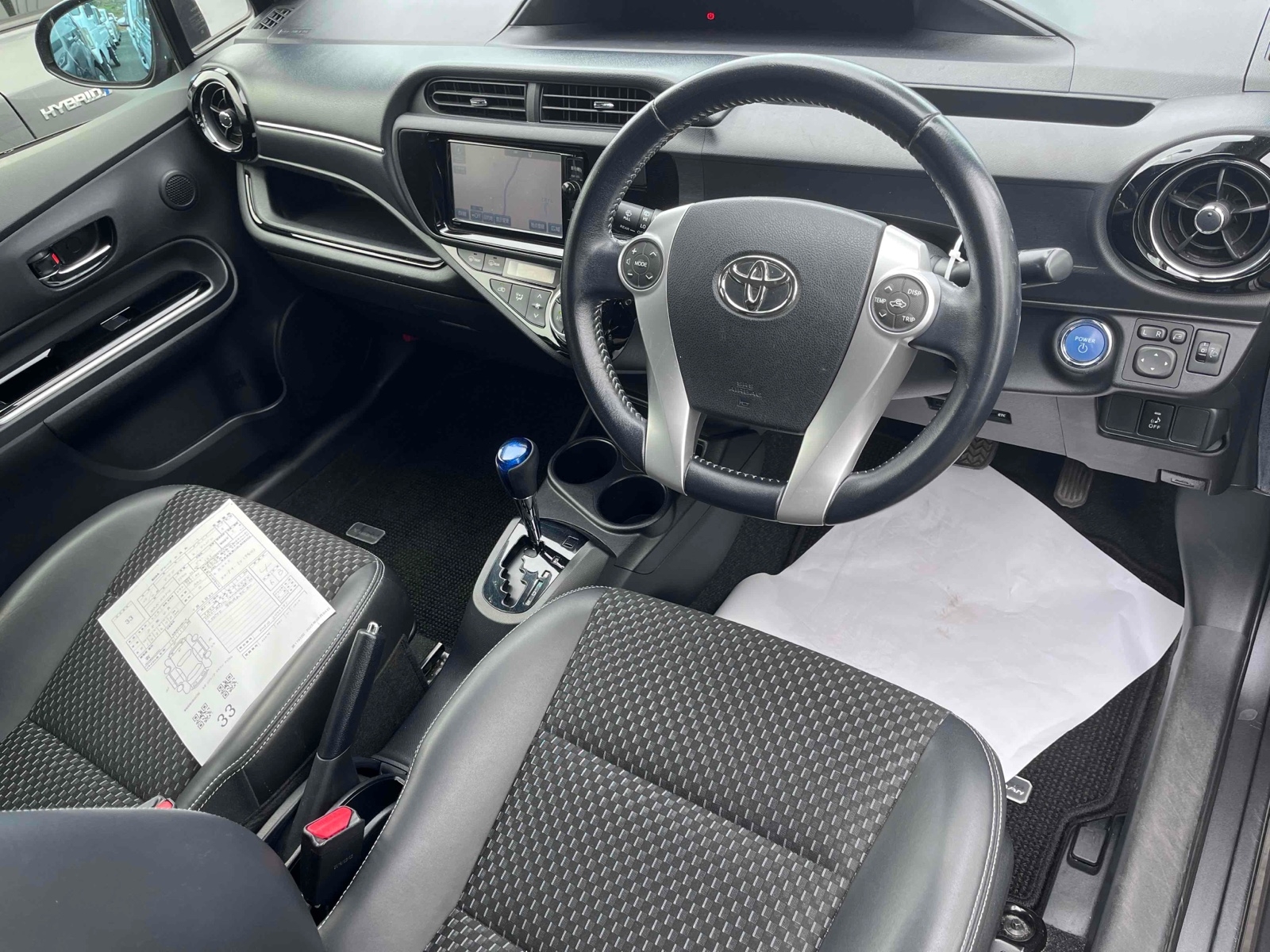TOYOTA AQUA X-URBAN Thumbnail 9