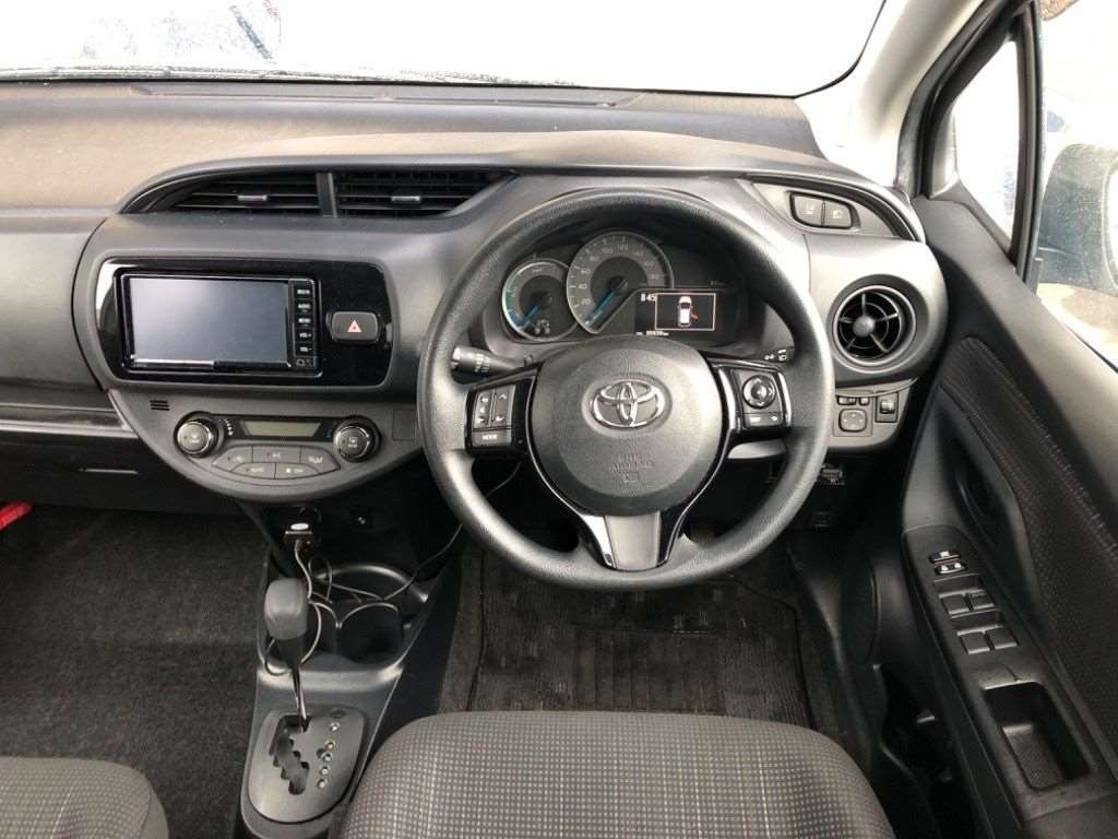 TOYOTA VITZ HYBRID F Thumbnail 5