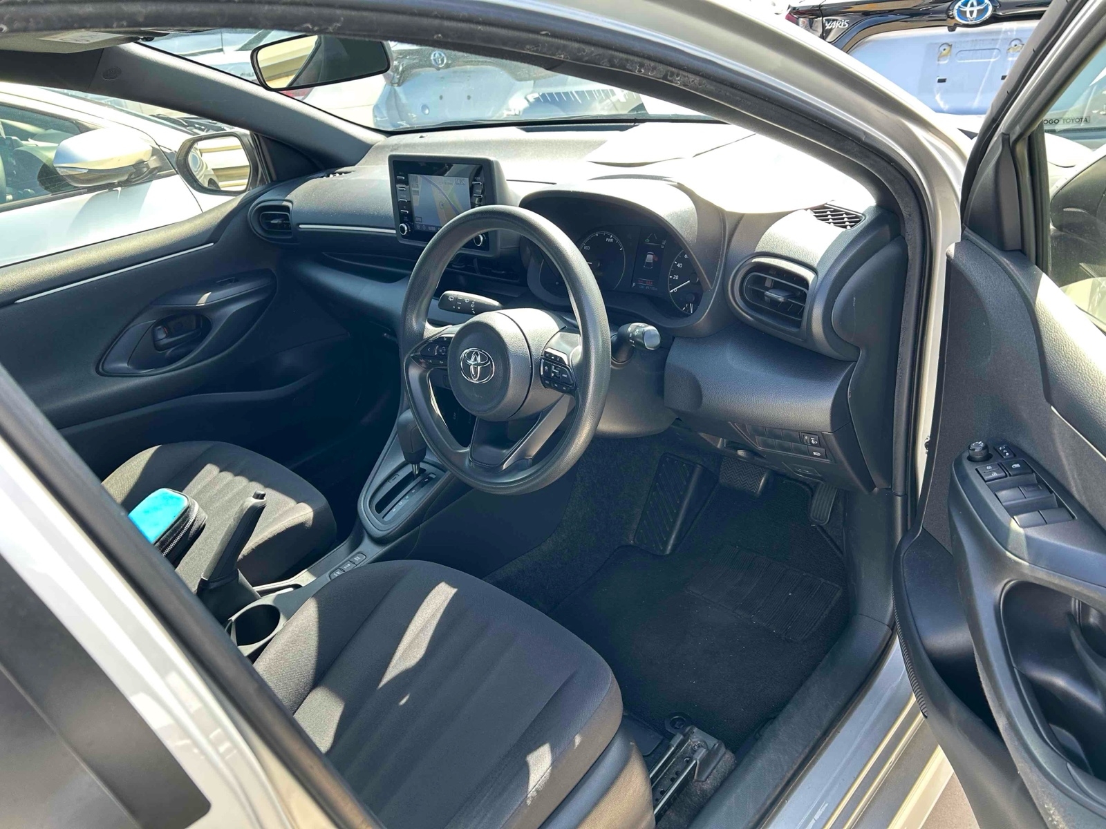 TOYOTA YARIS HYBRID X Thumbnail 11