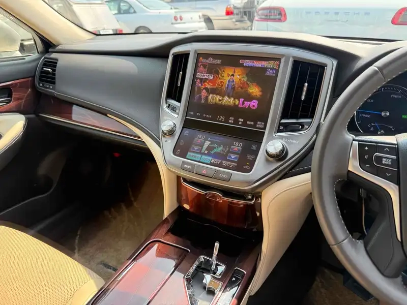 TOYOTA CROWN HYBRID ROYAL SALOON Thumbnail 6