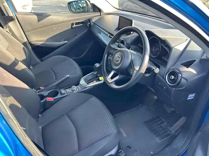 MAZDA DEMIO 13S Thumbnail 9