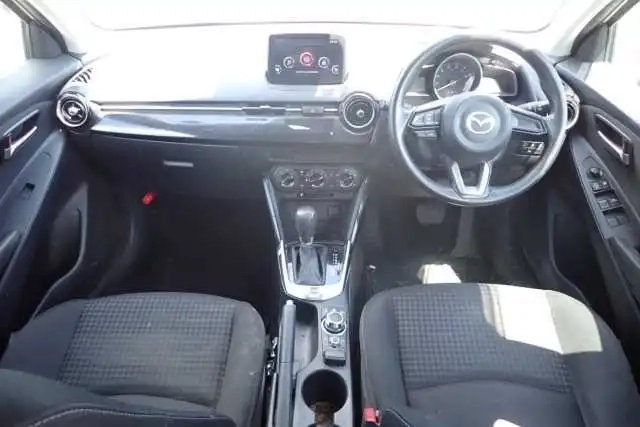 MAZDA DEMIO 15S Thumbnail 3