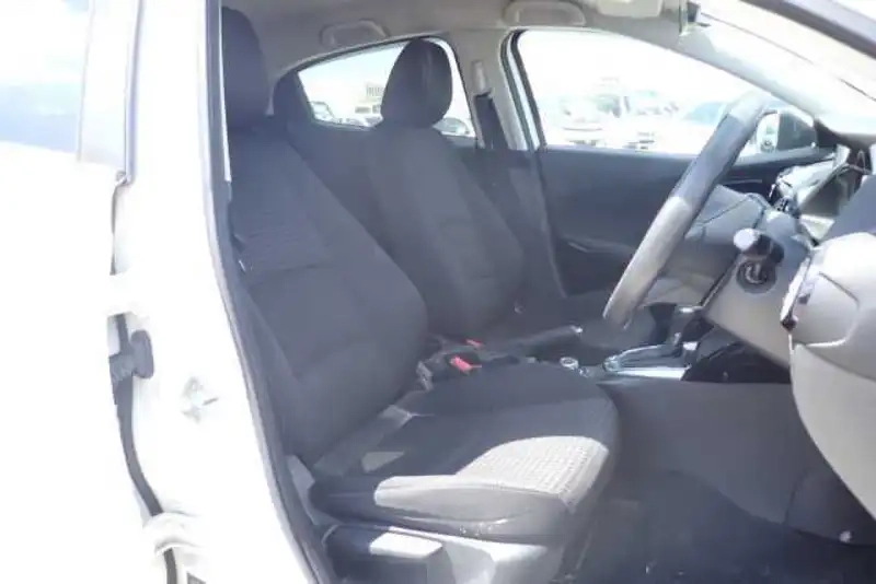 MAZDA DEMIO 15S Thumbnail 6
