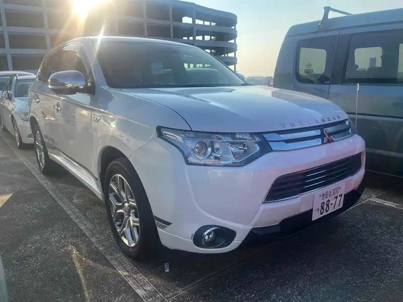 MITSUBISHI OUTLANDER PHEV 4WD G NAVI PACKAGE Thumbnail 1