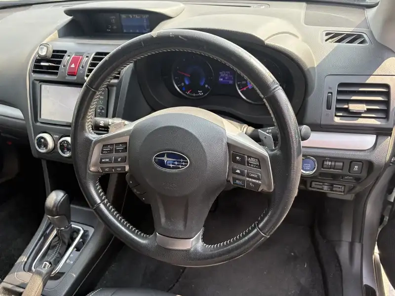 SUBARU XV HYBRID 2.0I-L EYESIGHT 4WD *BLACK LEATHER* Thumbnail 4