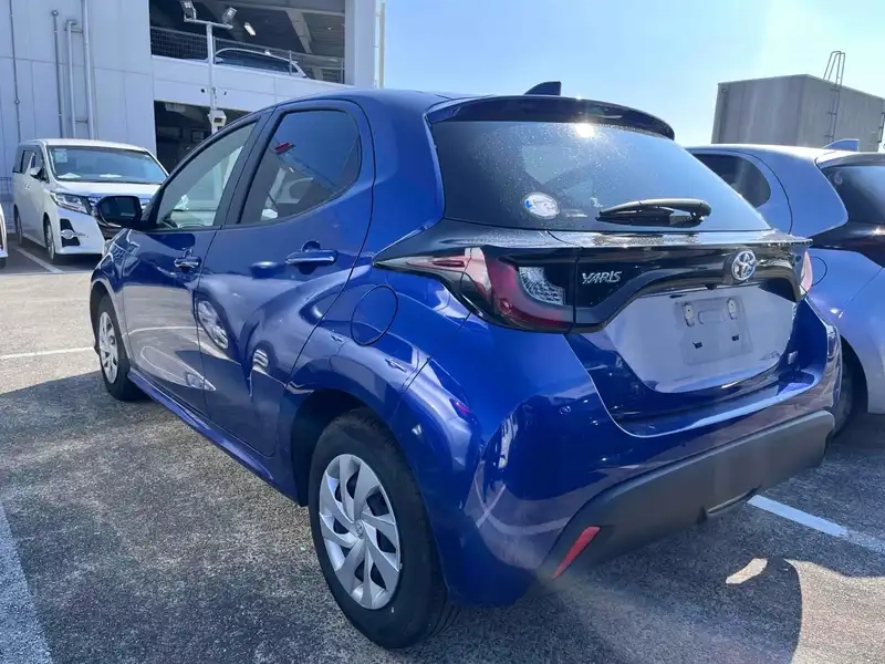 TOYOTA YARIS HYBRID X Thumbnail 2