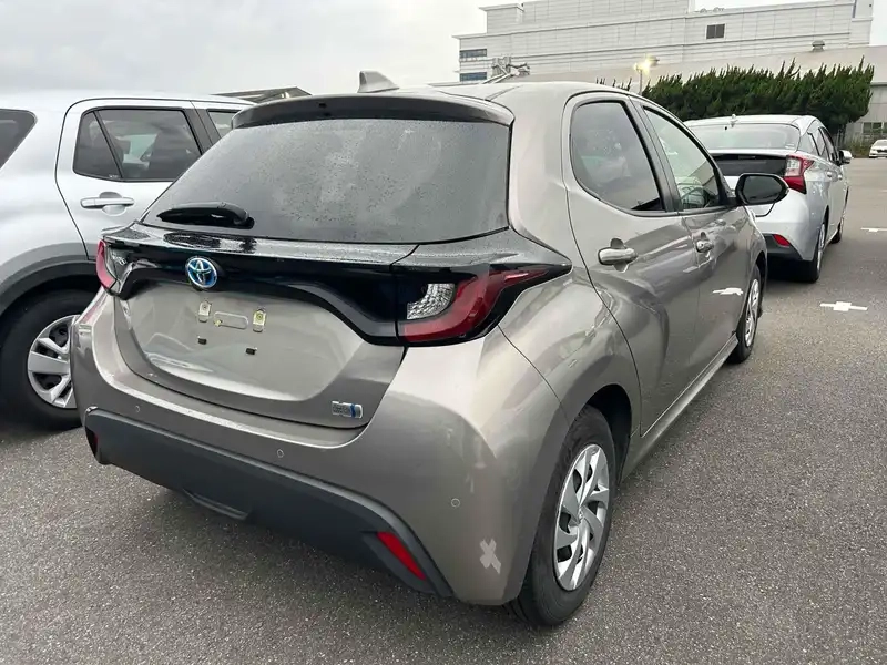 TOYOTA YARIS HYBRID X Thumbnail 2