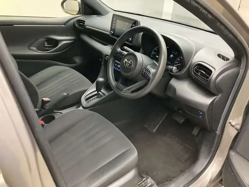 TOYOTA YARIS HYBRID X Thumbnail 5