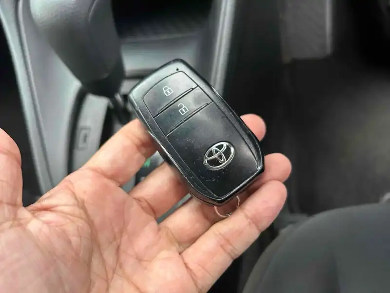 TOYOTA YARIS HYBRID X Thumbnail 18