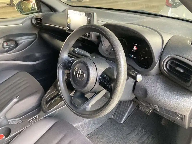 TOYOTA YARIS HYBRID X Thumbnail 3