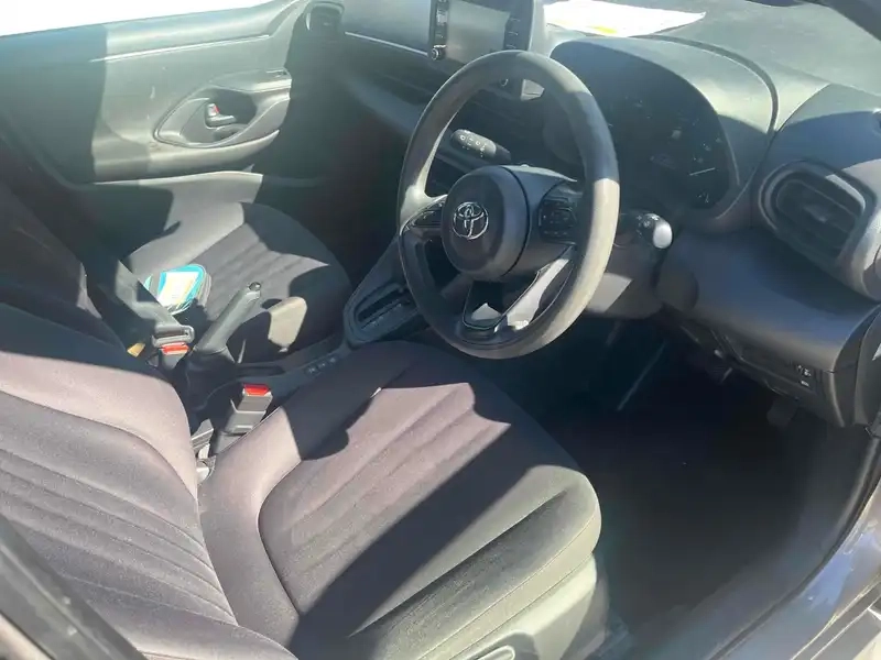 TOYOTA YARIS HYBRID X Thumbnail 13