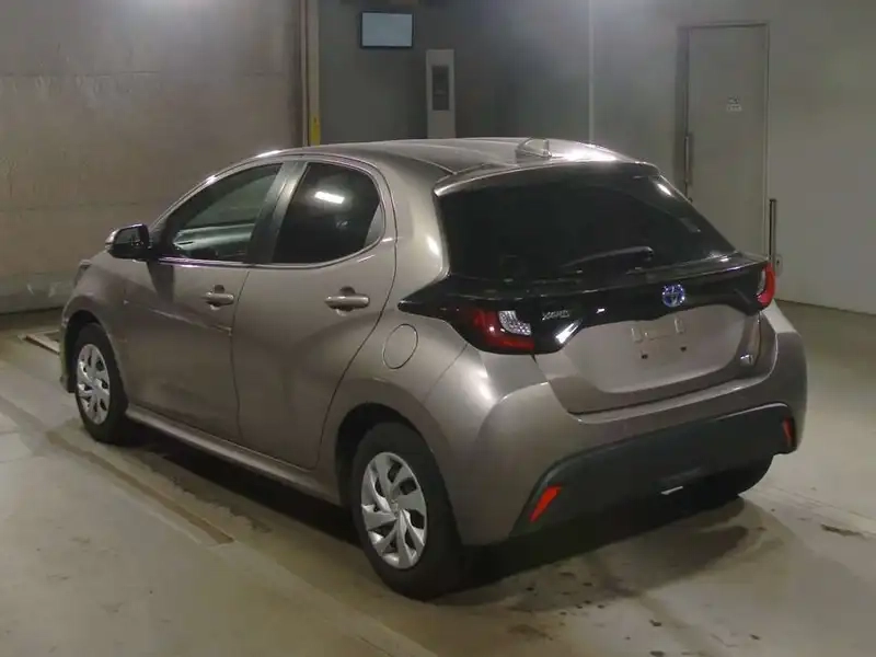 TOYOTA YARIS HYBRID X Thumbnail 5