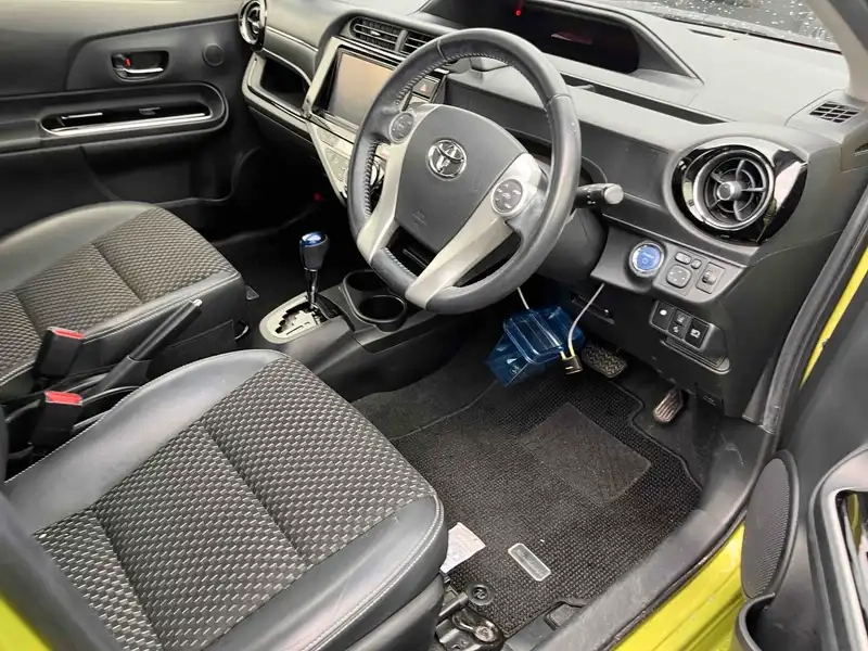 TOYOTA AQUA X-URBAN Thumbnail 9