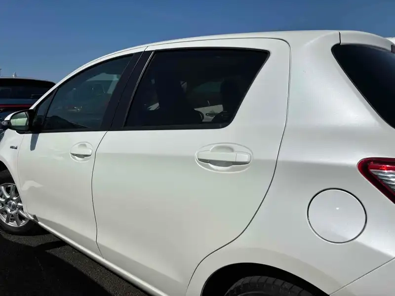 TOYOTA VITZ HYBRID F Thumbnail 7