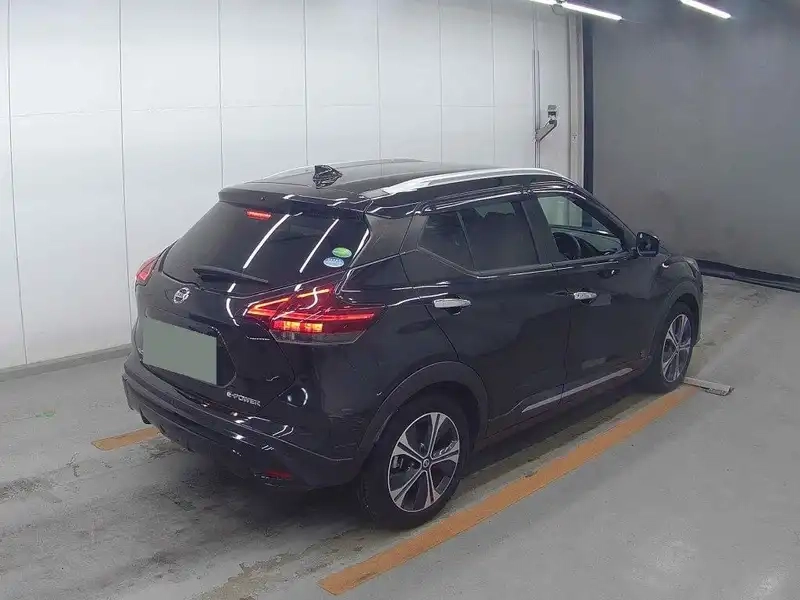 NISSAN KICKS X Thumbnail 4