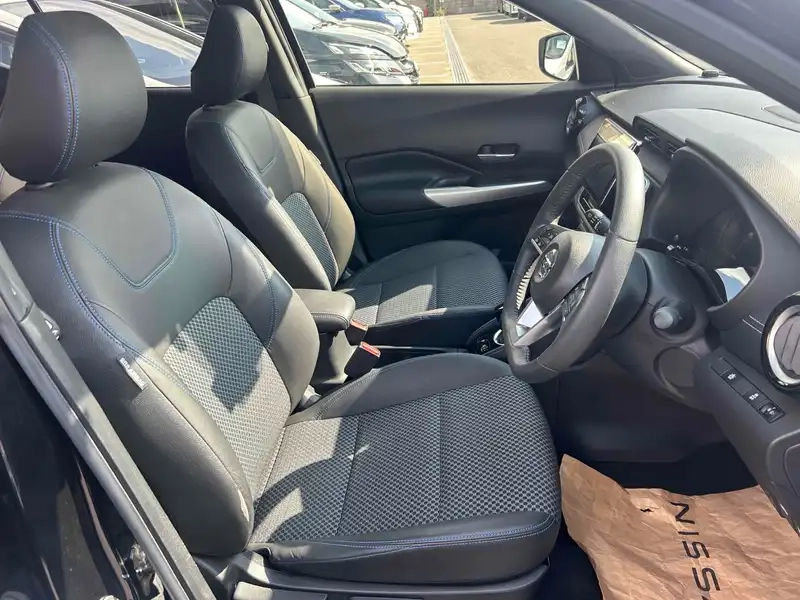 NISSAN KICKS X Thumbnail 4