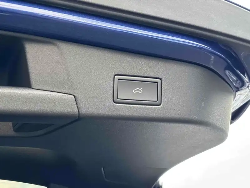VOLKSWAGEN ID.4 PRO LAUNCH EDITION Thumbnail 10