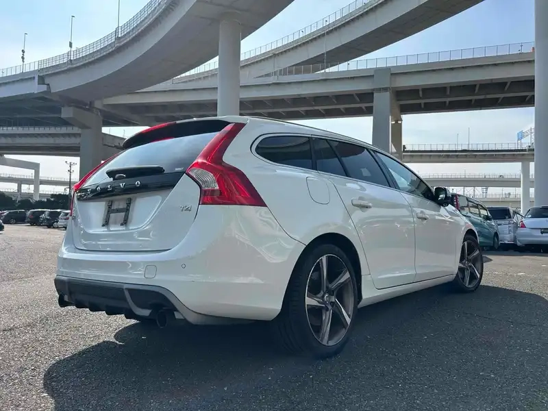 VOLVO V60 T4 R-DESIGN Thumbnail 2