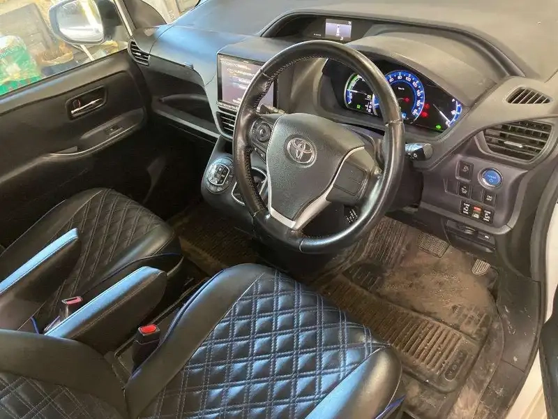 TOYOTA VOXY HYBRID V Thumbnail 5