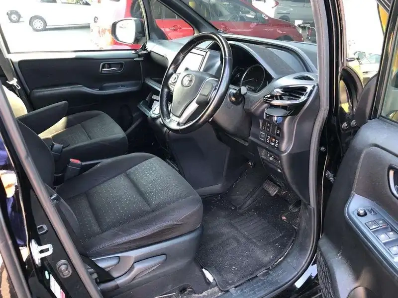 TOYOTA NOAH HYBRID G Thumbnail 3