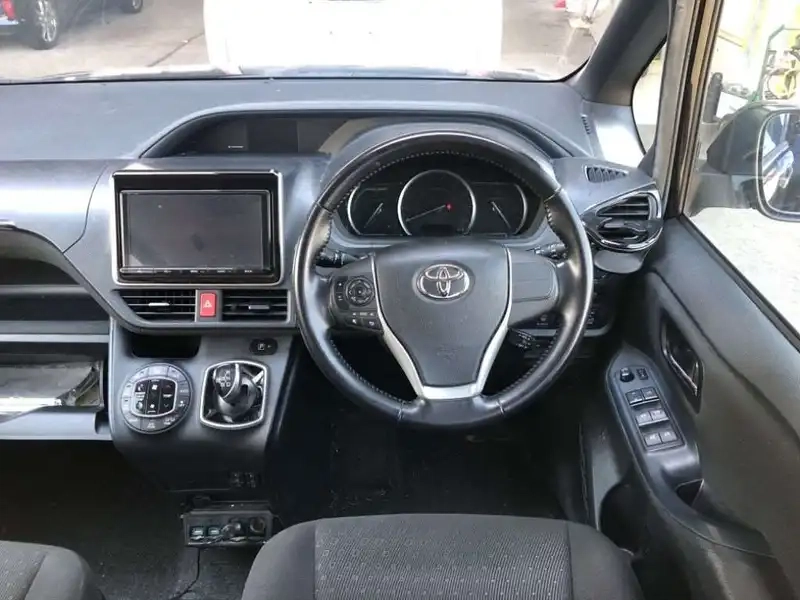 TOYOTA NOAH HYBRID G Thumbnail 6
