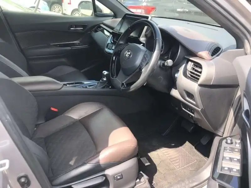 TOYOTA C-HR G Thumbnail 5