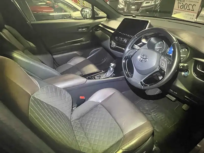 TOYOTA C-HR G Thumbnail 13