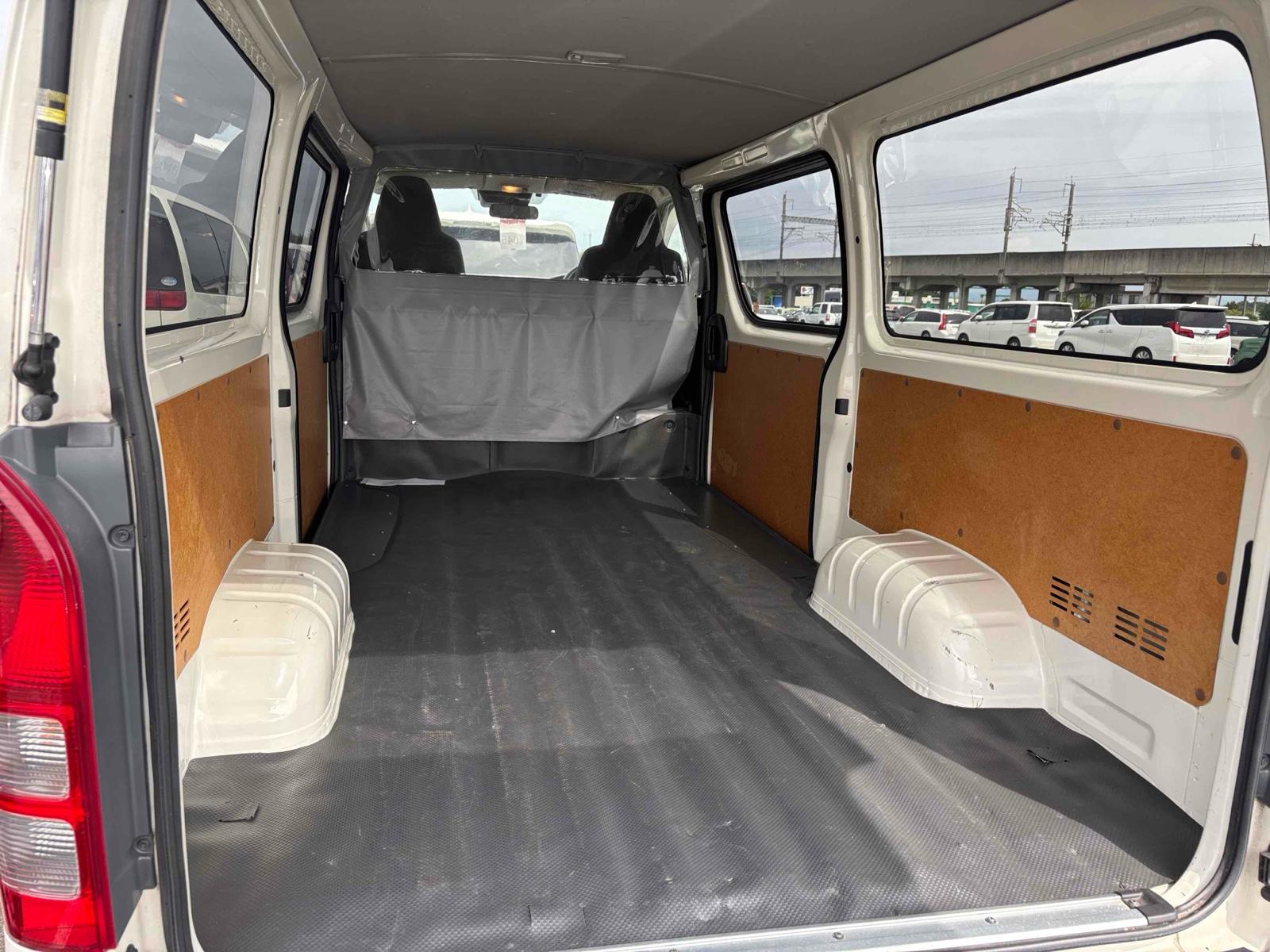 TOYOTA HIACE VAN 5D 4WD LONG DX Image 13