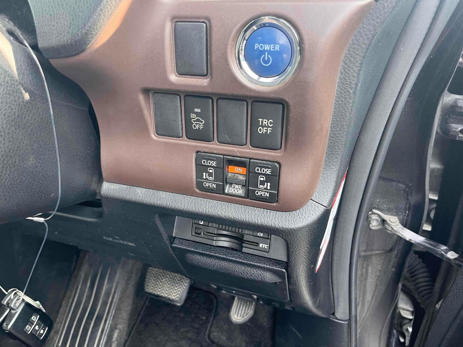 TOYOTA ESQUIRE HYBRID GI Image 10