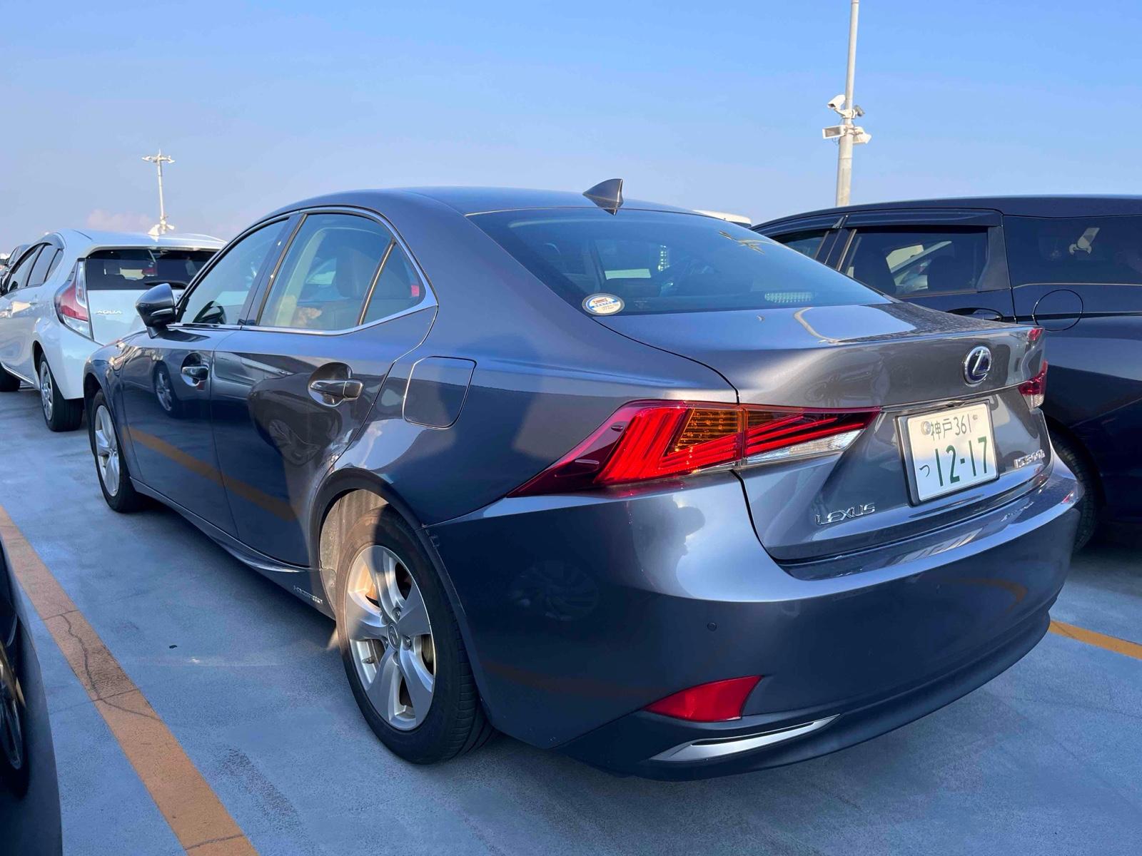 LEXUS IS 4D IS300H Image 9
