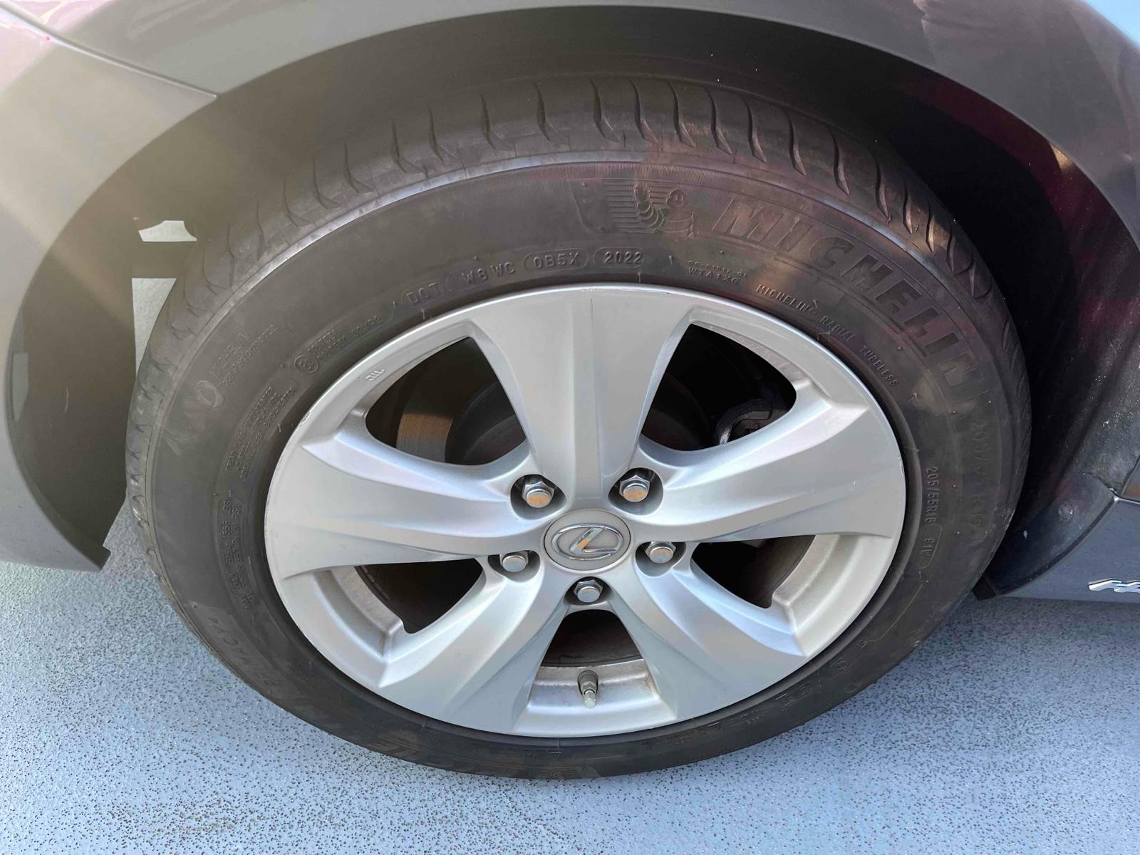 LEXUS IS 4D IS300H Image 18