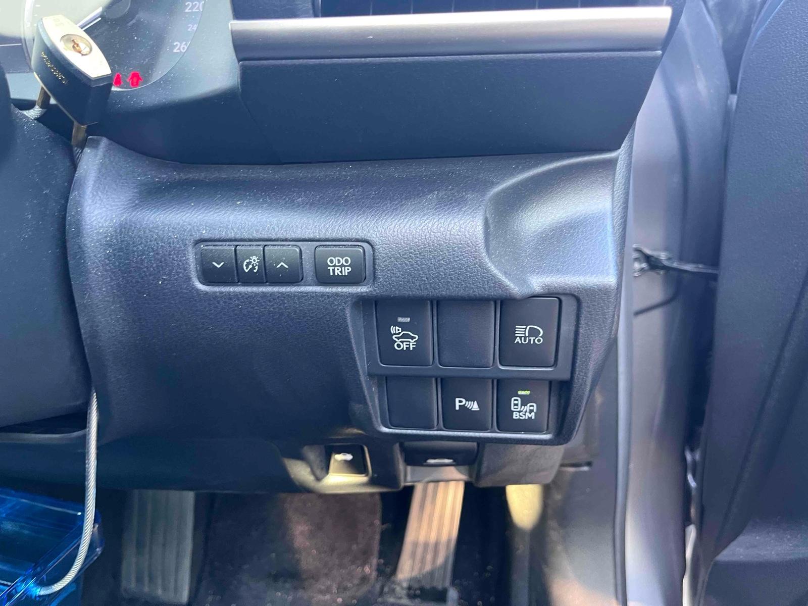 LEXUS IS 4D IS300H Image 13