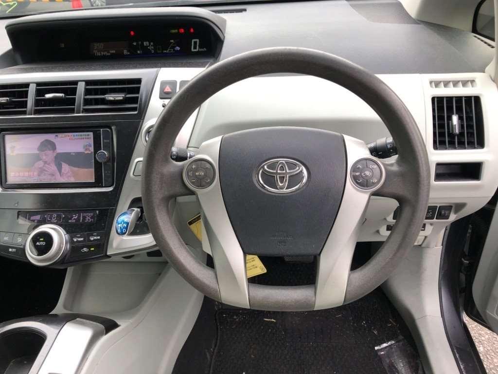 TOYOTA PRIUS ALPHA S Image 8
