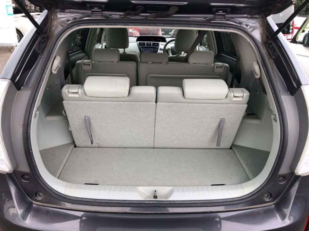 TOYOTA PRIUS ALPHA S Image 10