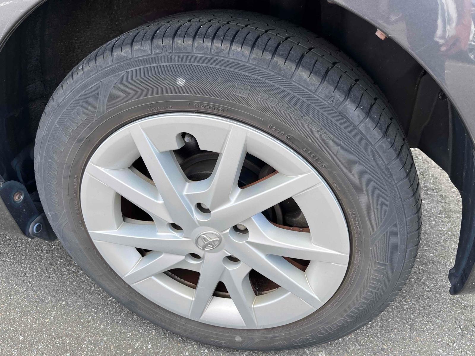TOYOTA PRIUS ALPHA S Image 24