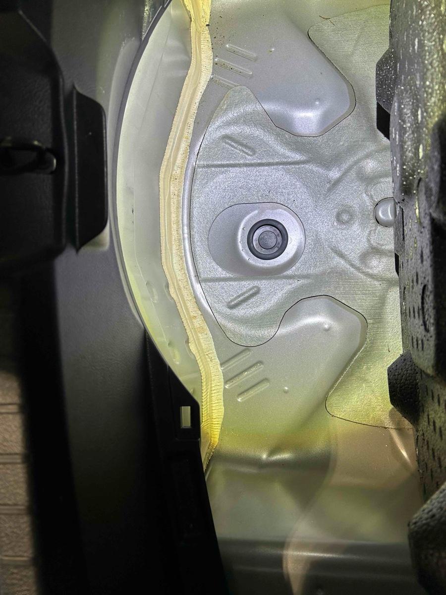 TOYOTA VITZ HYBRID F Image 16