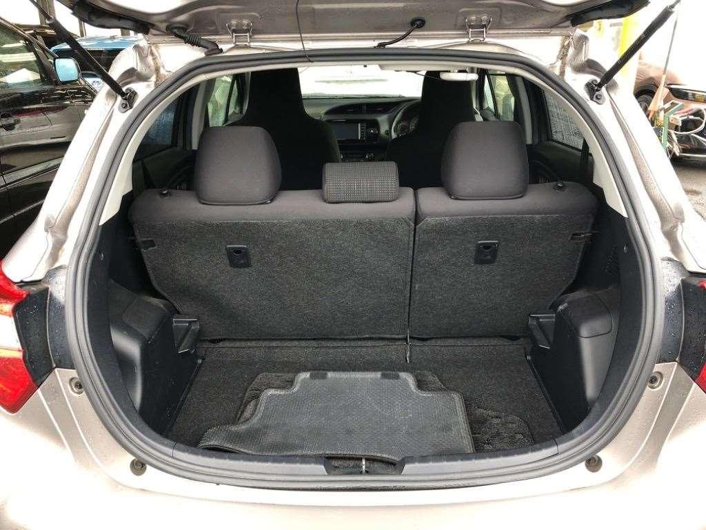 TOYOTA VITZ HYBRID F Image 6