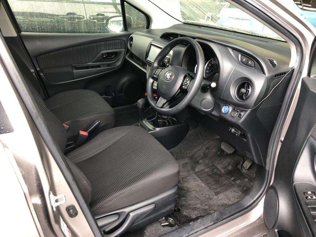 TOYOTA VITZ HYBRID F Image 3