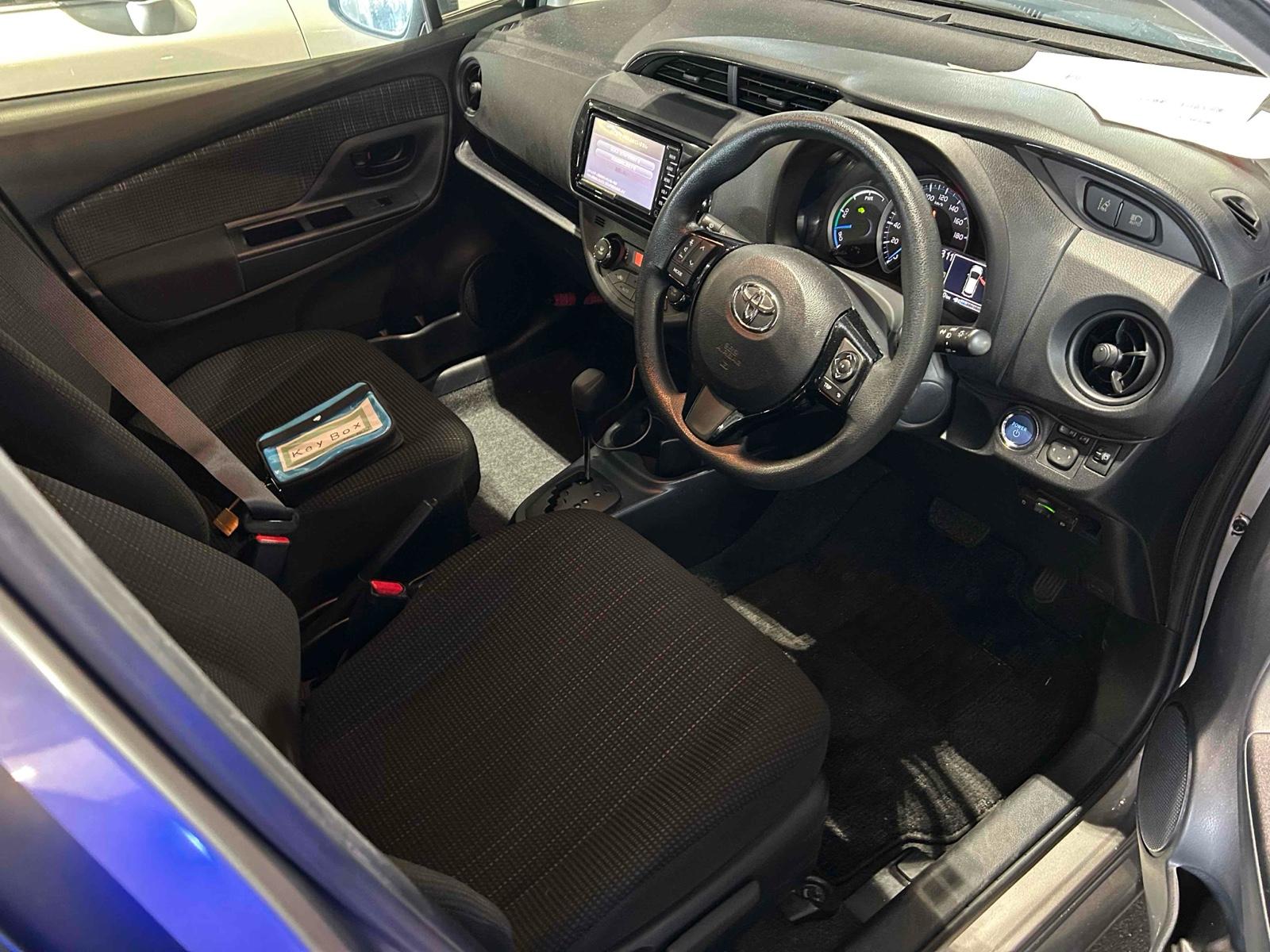 TOYOTA VITZ HYBRID F Image 11