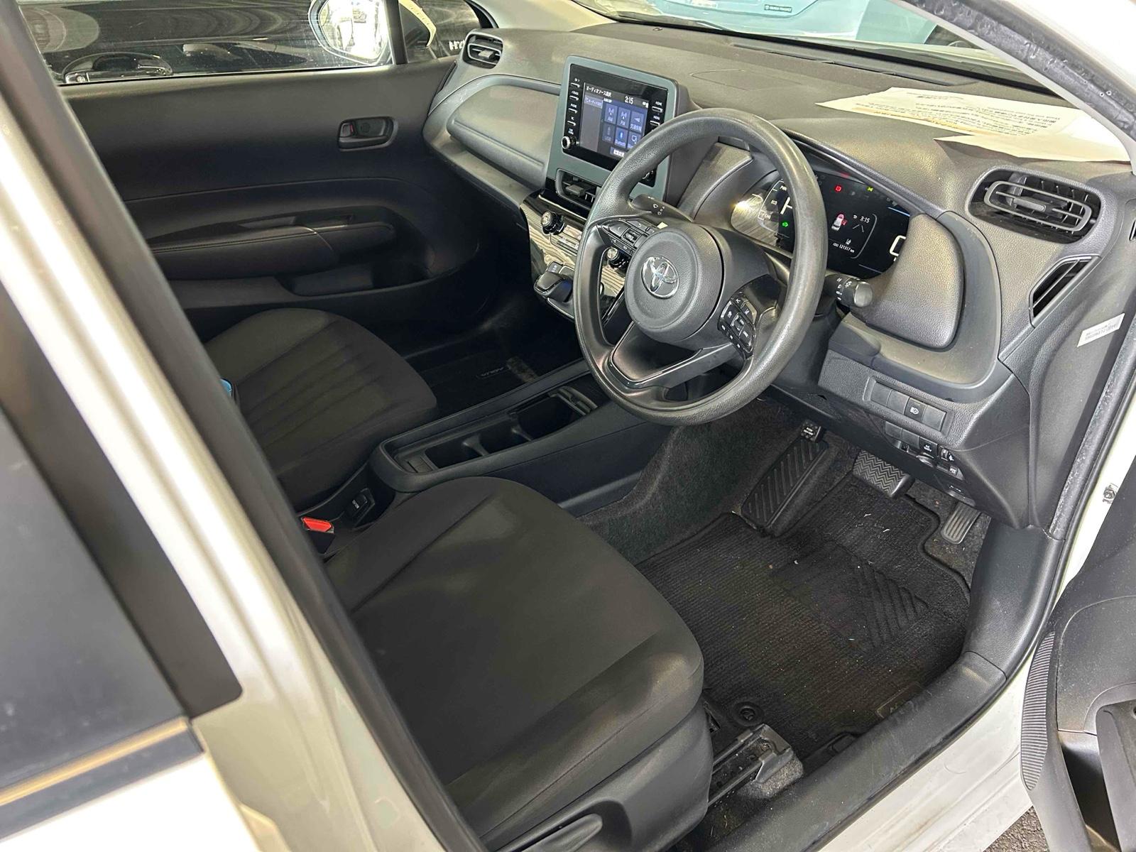 TOYOTA AQUA B Image 11