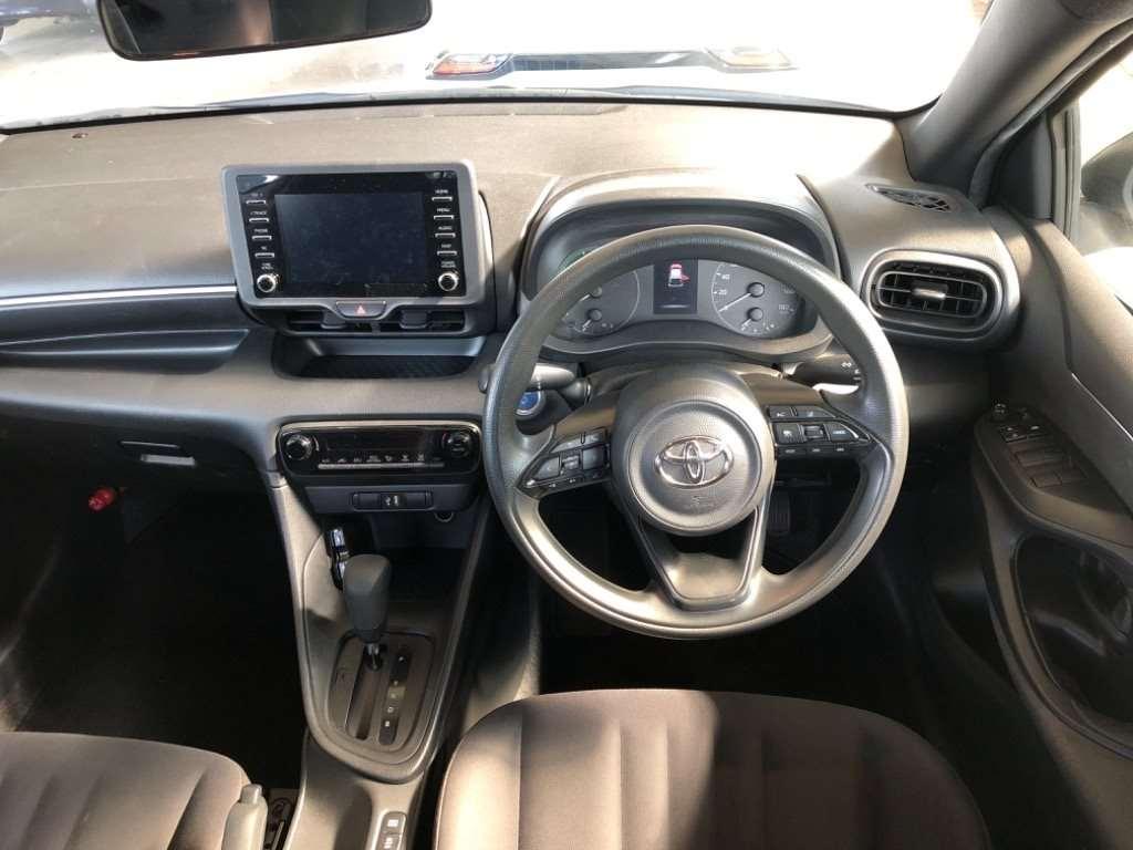 TOYOTA YARIS HYBRID X Image 6