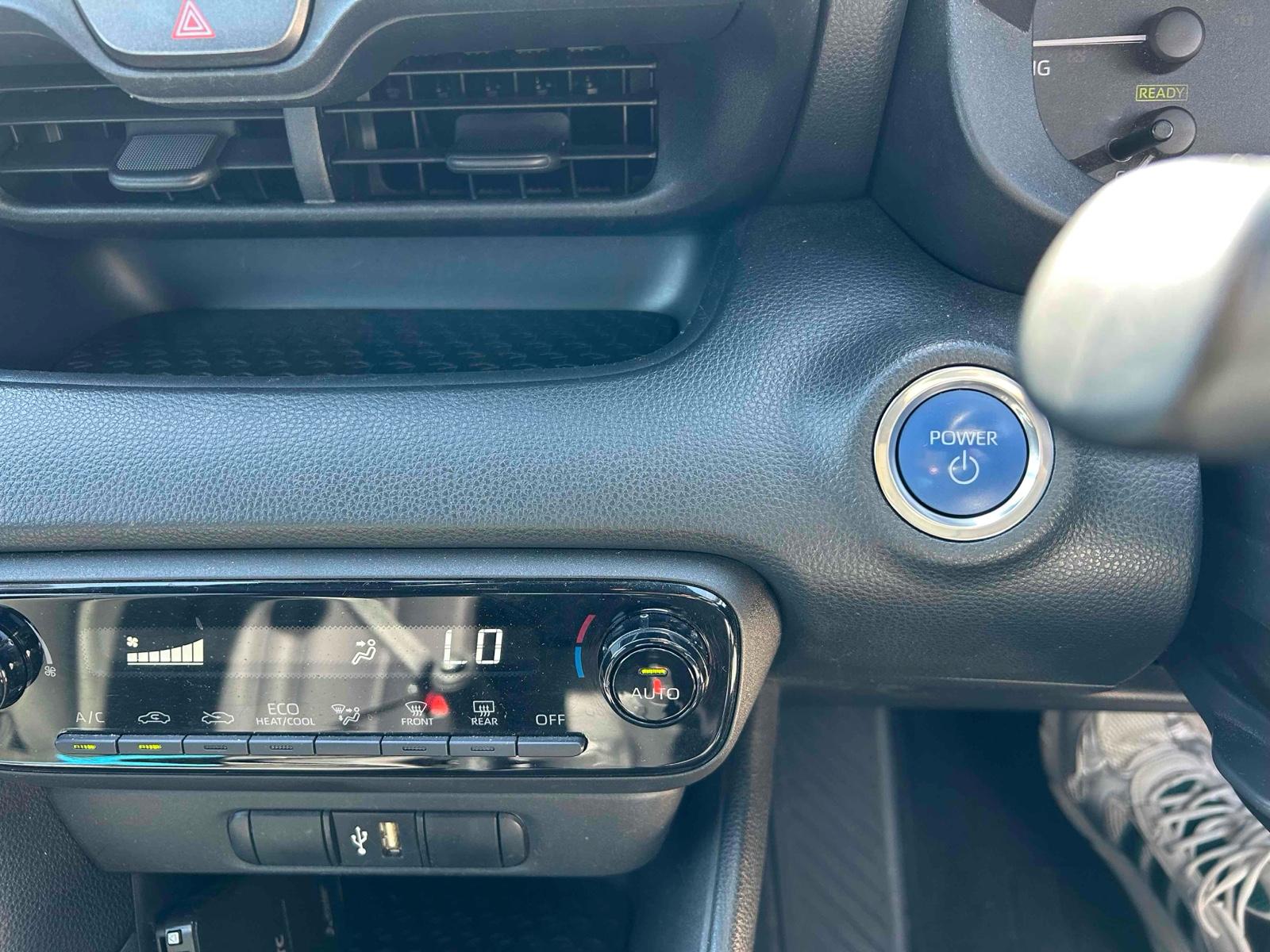 TOYOTA YARIS HYBRID X Image 14