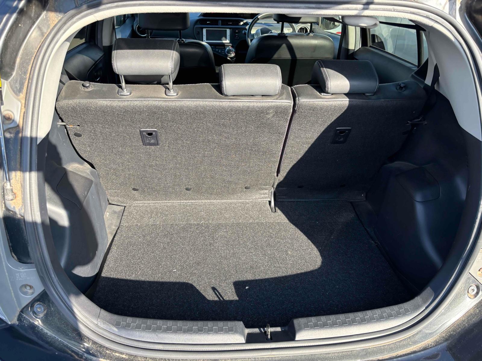 TOYOTA AQUA G BLACK LEATHER  Image 6