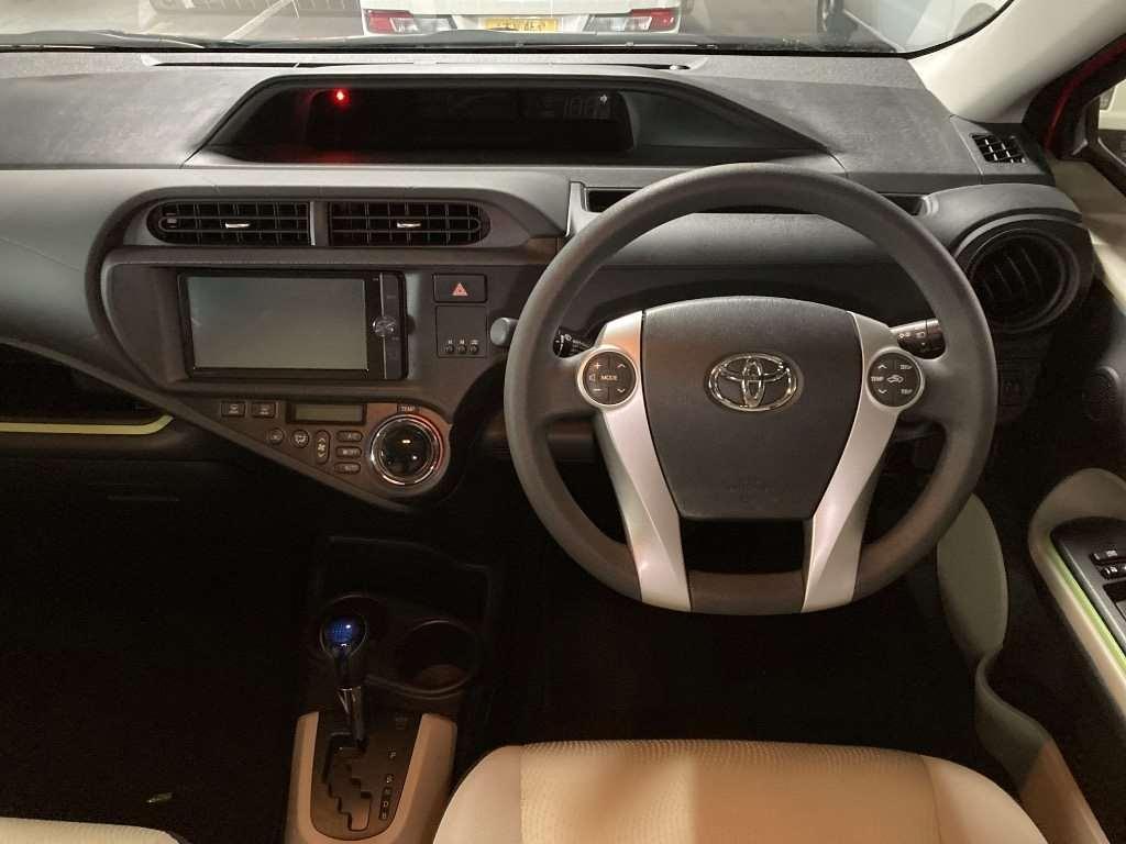 TOYOTA AQUA S Image 8