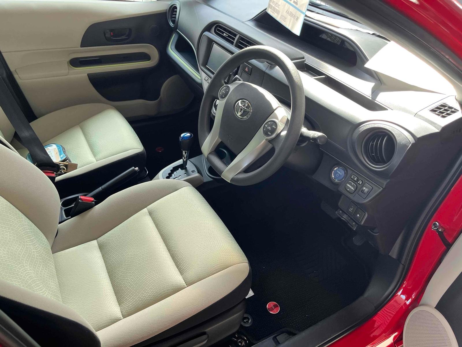 TOYOTA AQUA S Image 10