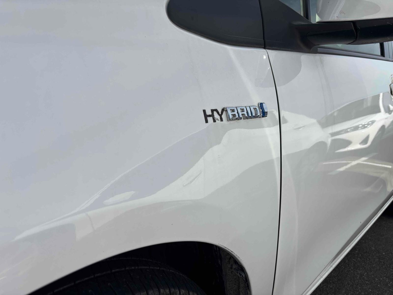 TOYOTA VITZ HYBRID F Image 10