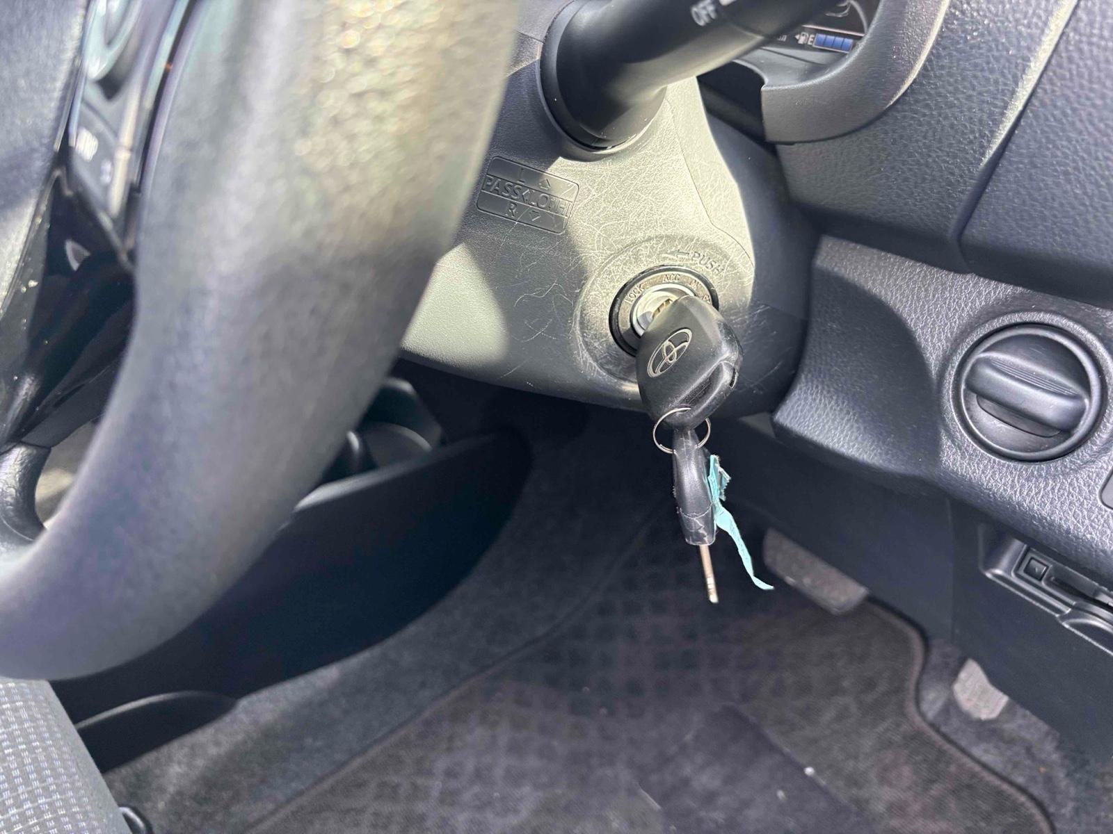 TOYOTA VITZ HYBRID F Image 7