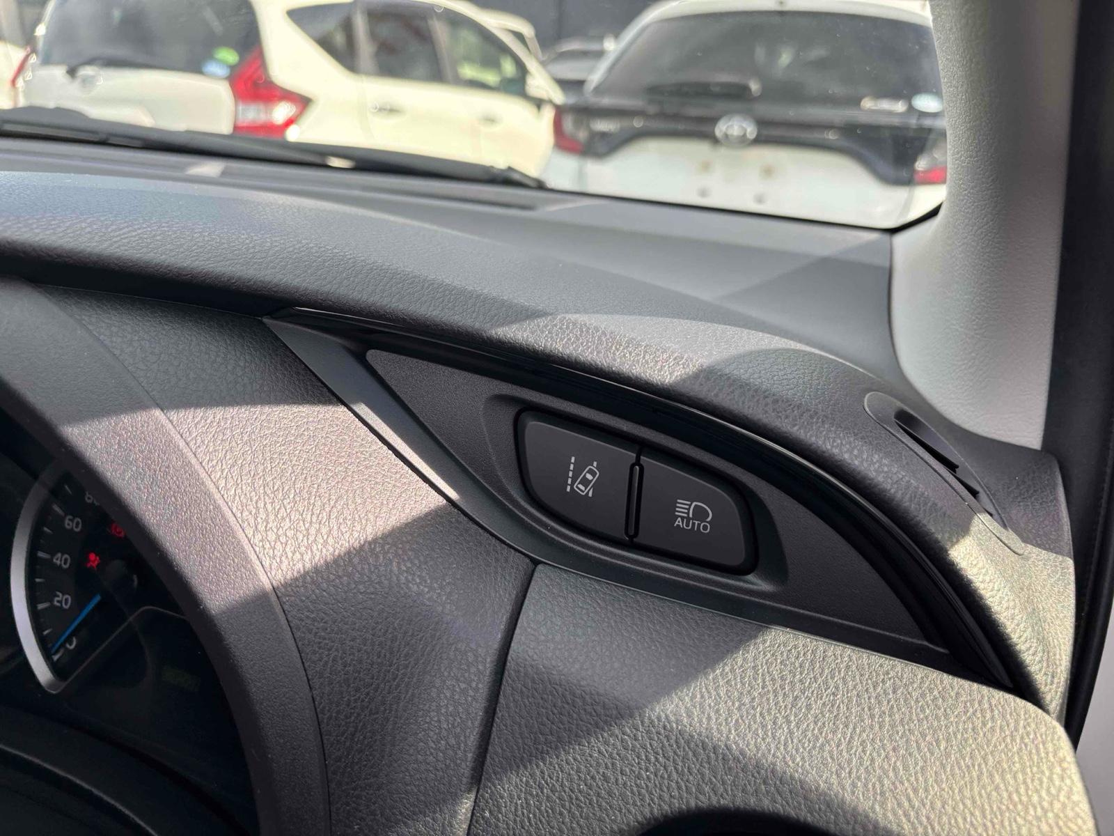 TOYOTA VITZ HYBRID F Image 6
