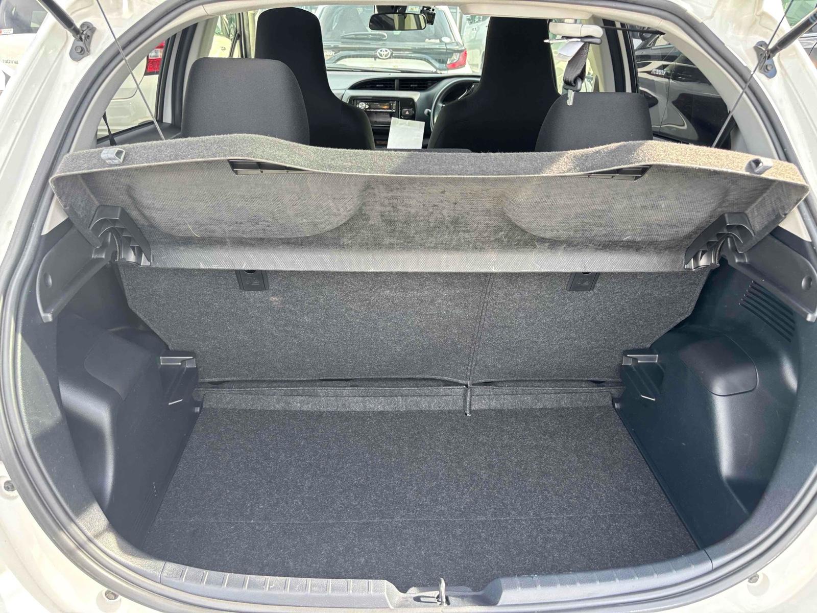 TOYOTA VITZ HYBRID F Image 5