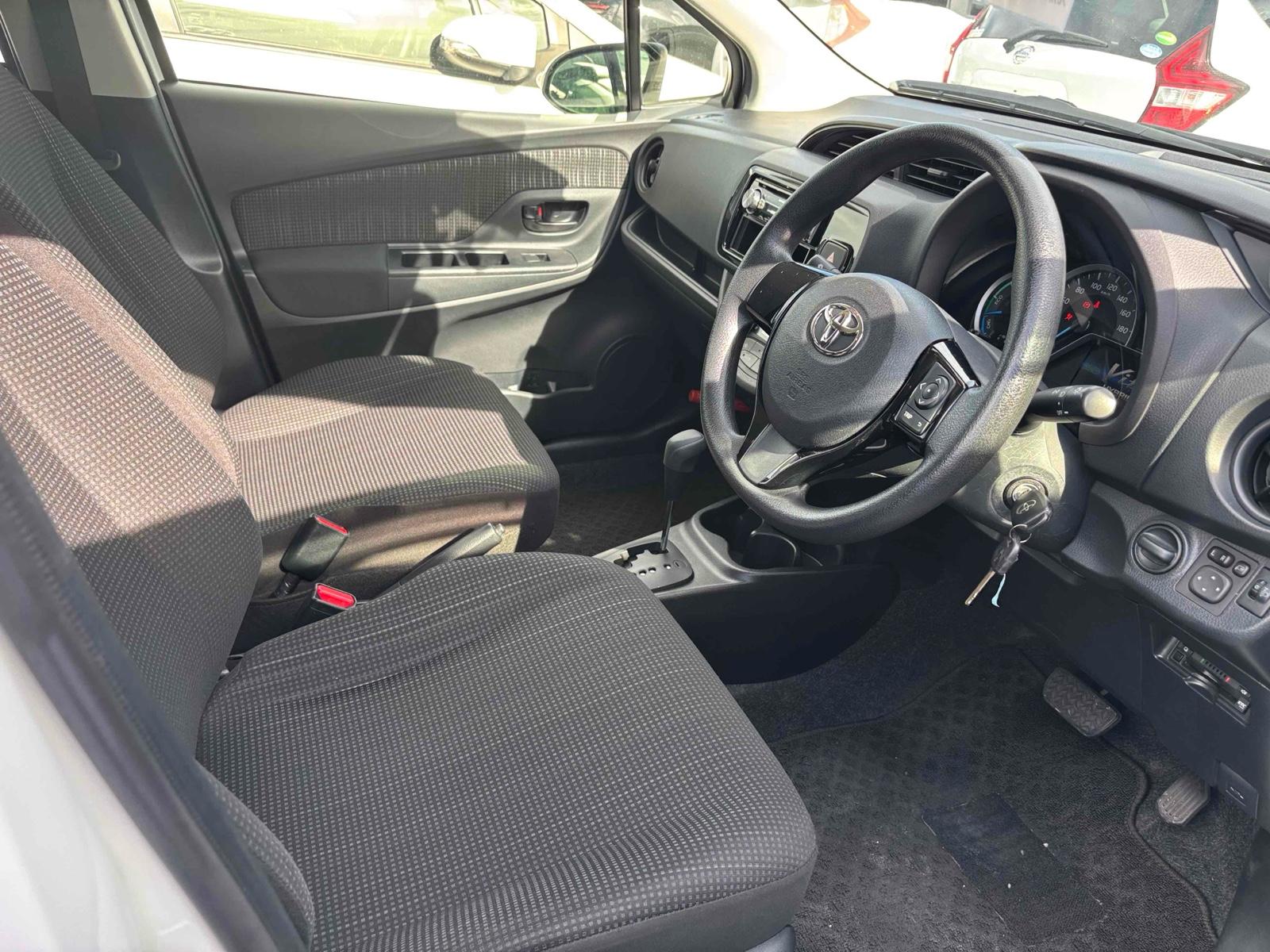 TOYOTA VITZ HYBRID F Image 3